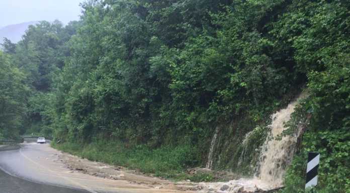 Maltempo. Cascata d’acqua e detriti lungo la strada fra Torre de’ Busi e Caprino