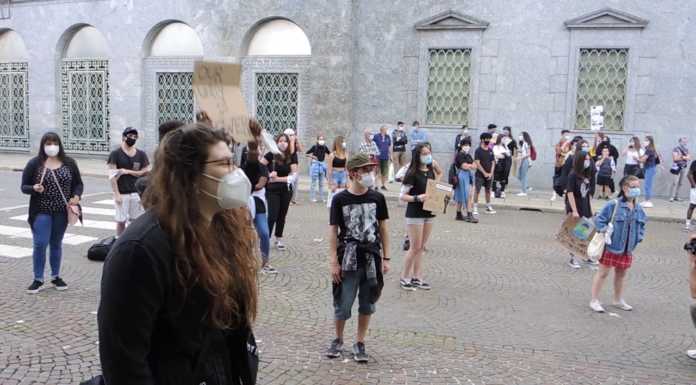 Lecco, 200 giovani scendono in piazza per dire no al razzismo