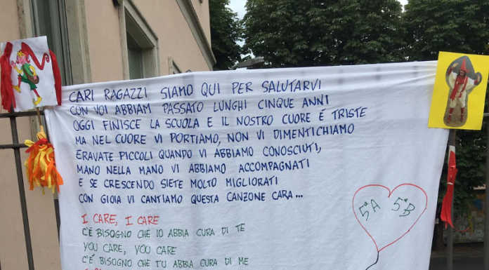 Lecco. Striscione alla Carducci, gli insegnanti salutano i ragazzi di quinta
