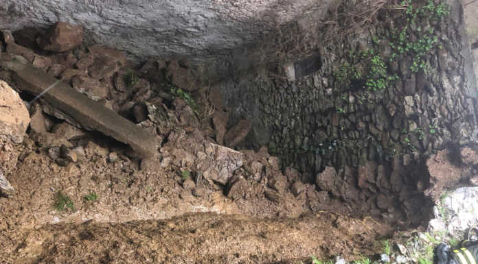 Vendrogno. Smottamento a Noceno, cede il muro di una strada pedonale