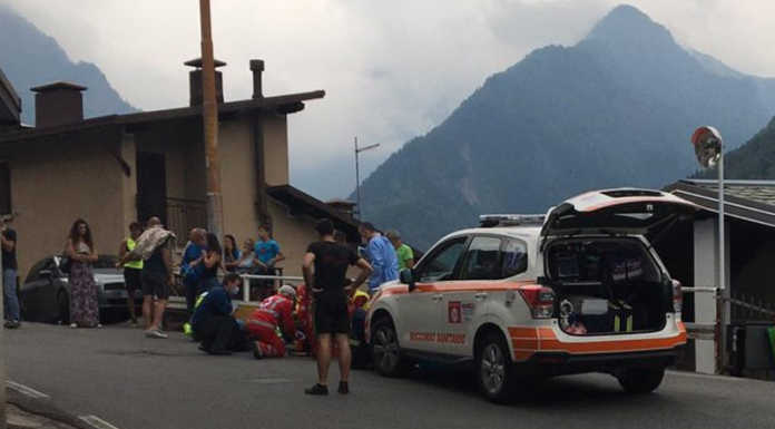 Premana, brutta caduta dalla moto: soccorso un giovane biker