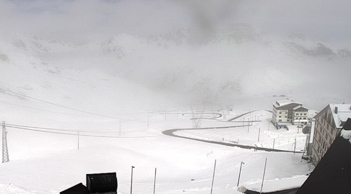 Maltempo, in quota torna la neve, le immagini dal passo dello Stelvio