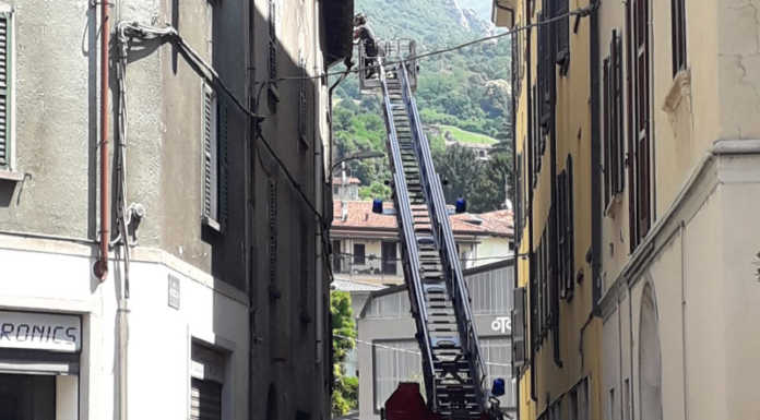 Tegole pericolanti, intervento dei VVF in via Mazzucconi a Rancio