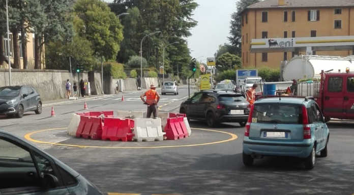 Maggianico, prende forma la nuova rotonda tra corso Bergamo e via Gondola