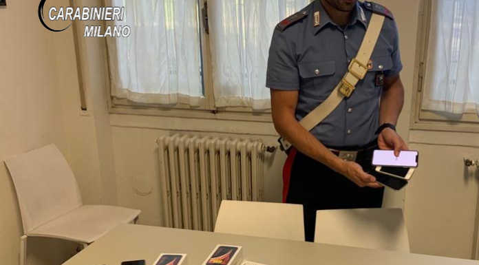 Cellulari rubati e ‘hackerati’ per essere rivenduti come nuovi: tre arresti a Milano