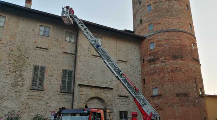 Merate. Vigili del fuoco al lavoro sulla Torre per rimuovere dei calcinacci