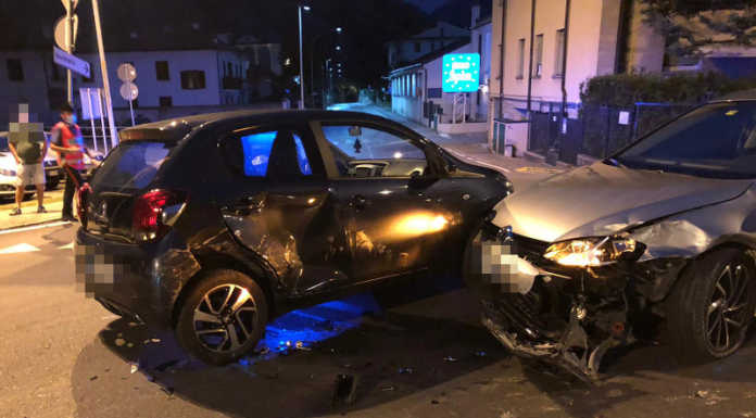 Malgrate, scontro tra due auto alla rotonda di via Provinciale