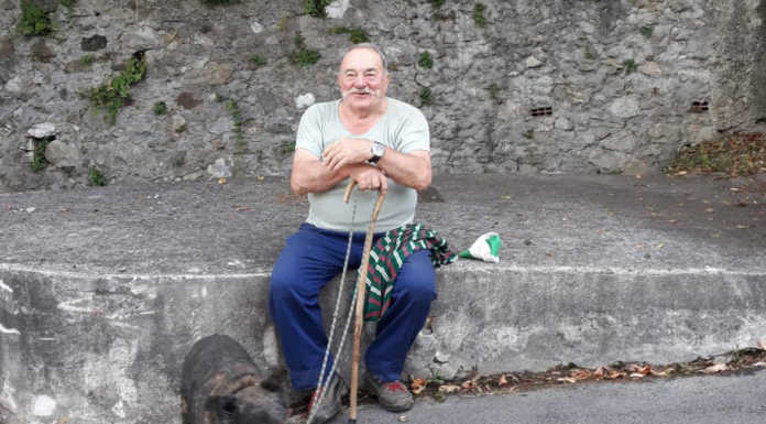 Falghera commossa per la morte di Agostino, fiori sulla sua sedia