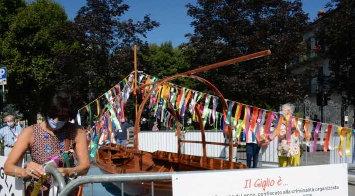 In Piazza Cermenati la Lucia del Giglio: “Tanti nastri per dare voce a tante voci”