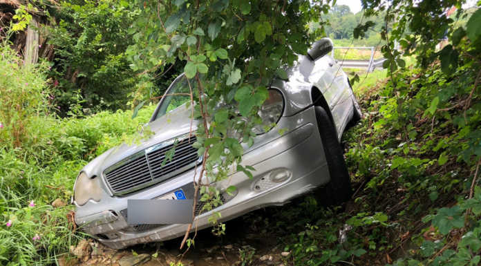 Oggiono, auto esce di strada sulla provinciale e finisce in un torrente