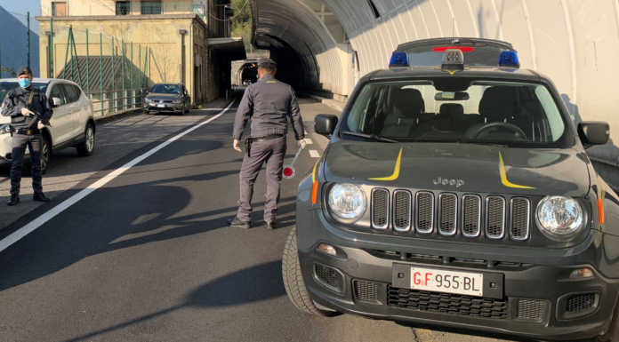 Auto immatricolate in Svizzera, sequestrate in dogana dalla Gdf