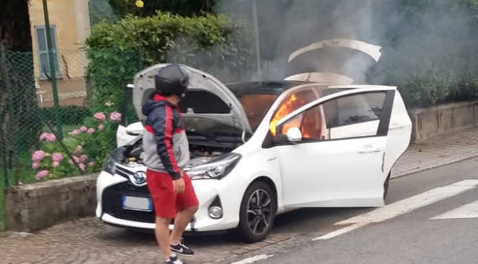 Auto in fiamme a Ballabio lungo la Strada Provinciale