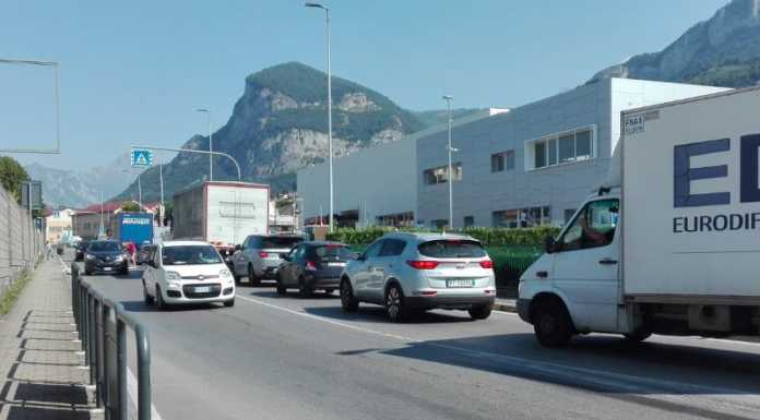 Calolzio, cantiere in Corso Europa, odissea per gli automobilisti