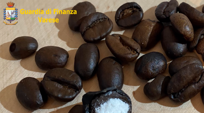 Chicchi di caffè dalla Colombia “farciti” di cocaina: sequestro a Malpensa
