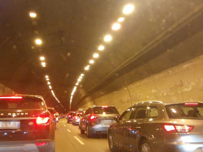 Traffico Monte Barro Tunnel
