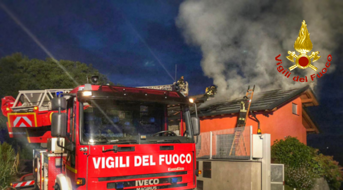 Incendio in serata a Merate, brucia il tetto di un’abitazione