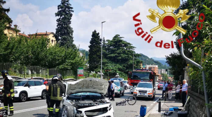 Como, auto esce di strada e investe una giovane in bici. E’ grave