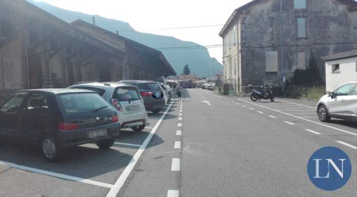 Lecco. Mattinata movimentata al mercato, protesta di un ambulante