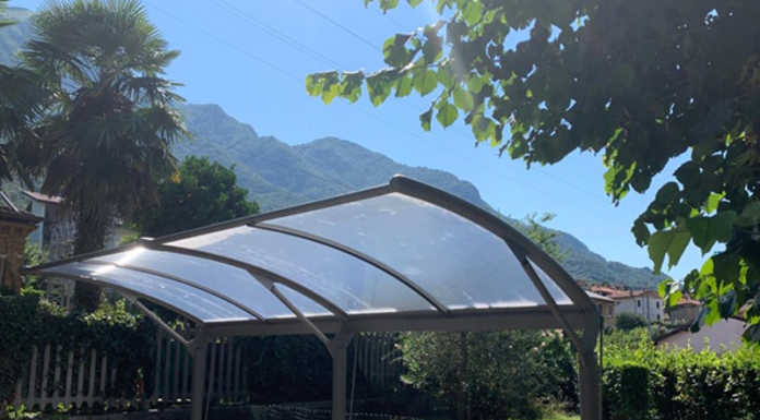 Lierna, una pensilina per moto e bici a fianco della stazione