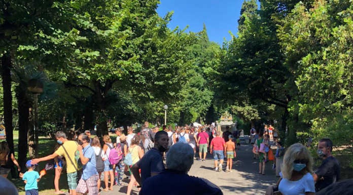 Mandello, con i giardini a lago chiusi bagnanti in fila per entrare al Lido