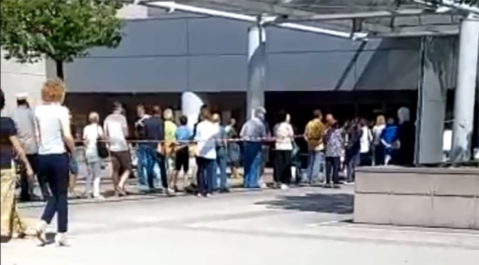 VIDEO – Lunghe file in mattinata all’ingresso dell’ospedale Manzoni