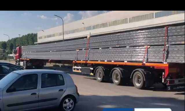 VIDEO – Un carico di pannelli lunghi 27 metri, trasporto eccezionale destinazione Calolzio