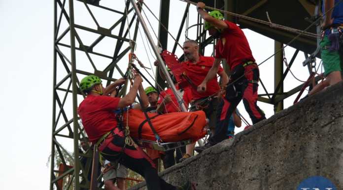 Esercitazione del Soccorso Alpino: simulazione di recupero col palo pescante