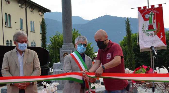 Lierna inaugura la sua nuova piazza: taglio del nastro con Roberto Maroni