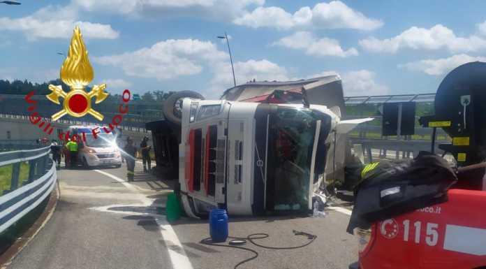 Lomazzo, tir si ribalta sulla Pedemontana, un ferito e disagi al traffico