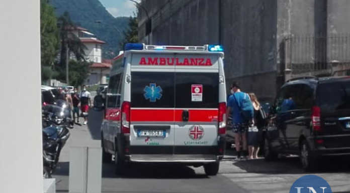 Malore in acqua. Soccorso un 17enne al lido di Vercurago