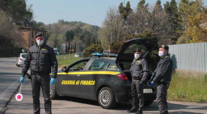 Ricercato per spaccio, tradito dallo ‘shopping’: fermato dalla Finanza