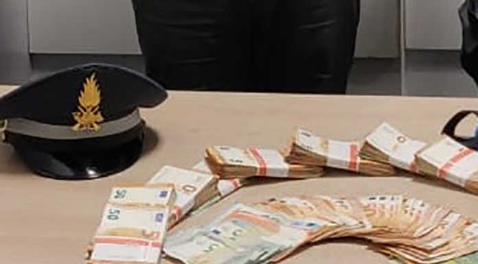In dogana con 62 mila euro in contanti, fermato dai finanzieri