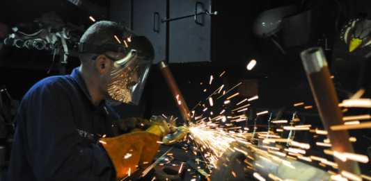 Lavoro a Lecco, cala la cassa integrazione ma il quadro resta fragile Operaio Lavoro Pixabay