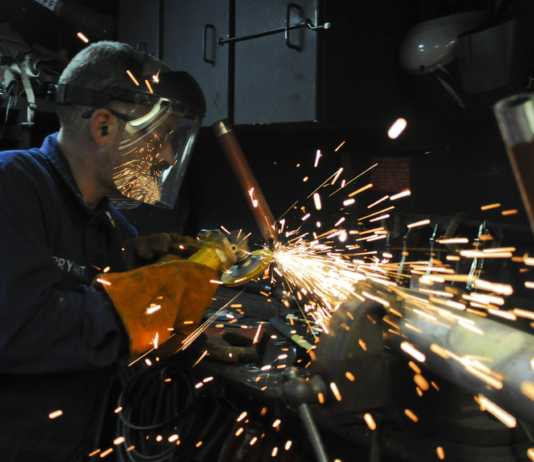 Metalmeccanica-meccatronica: produzione in calo del 2,1% nei primi 9 mesi del 2025 Operaio Lavoro Pixabay