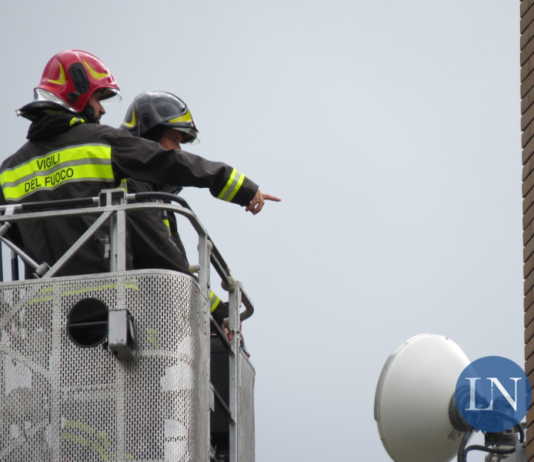 Vigili del Fuoco con l’autoscala calano dal balcone una persona che aveva bisogno di cure