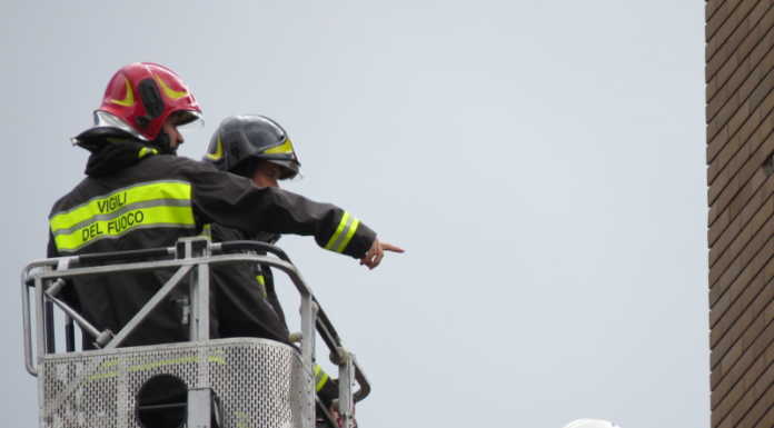 Vigili del Fuoco con l’autoscala calano dal balcone una persona che aveva bisogno di cure