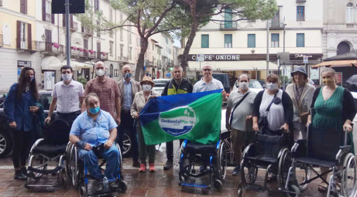 Ambientalmente sperimenta le difficoltà di chi si muove in sedia a rotelle