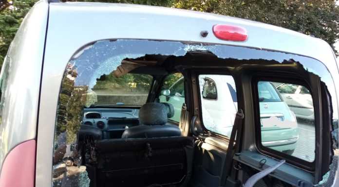Bulciago. Rubano un’auto dal box e sfondano il cancello di casa