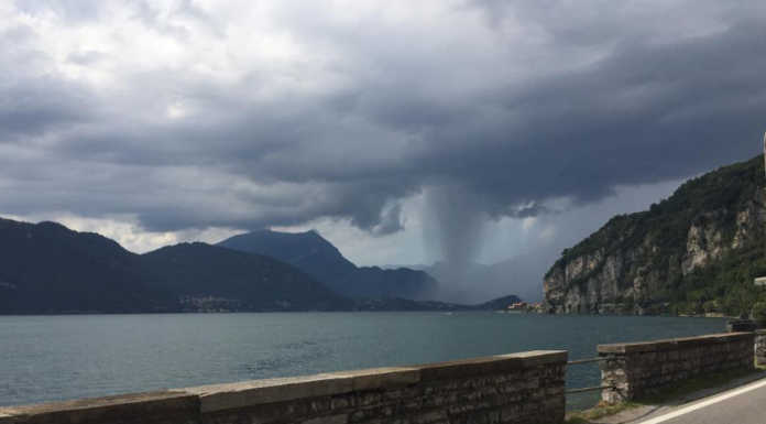 Bomba d’acqua in centro lago, le foto di una lettrice da Mandello