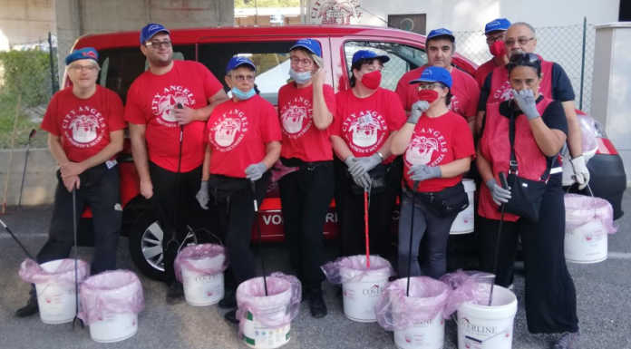 Pescate. I City Angels al lavoro per ripulire le sponde del lago