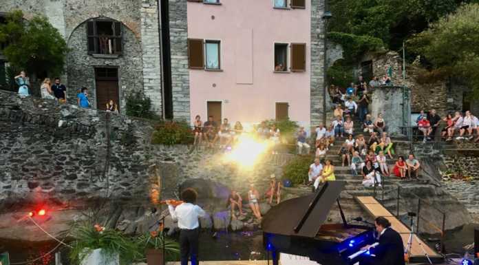 A Corenno Plinio un “teatro” galleggiante ha accolto “Un pianista fuori posto”