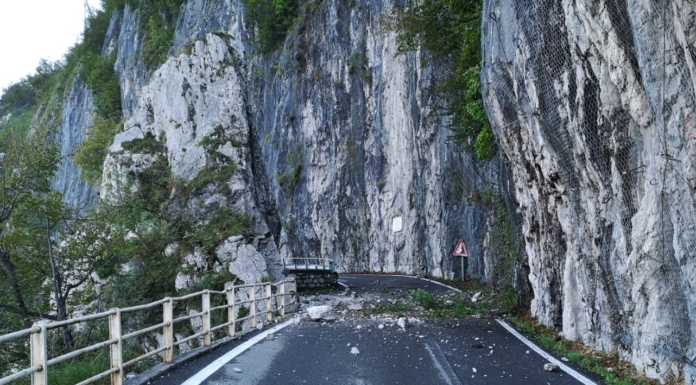 Dopo la frana, resta chiusa la strada tra Onno e Valbrona