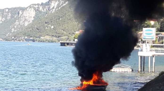 Lecco. Barca prende fuoco sul lago in zona Caviate