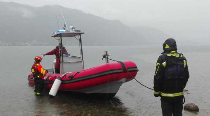 Mandello, canoa si ribalta nel lago, soccorsi in azione