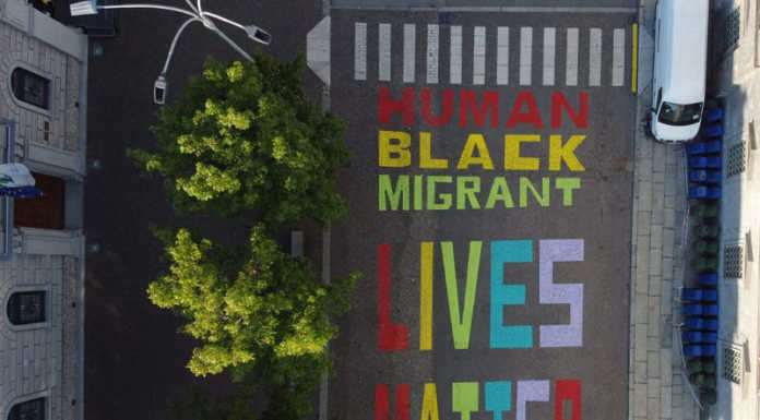 Lecco “Città dei Diritti”, il murales delle ‘Alborelle’ colora Piazza Garibaldi