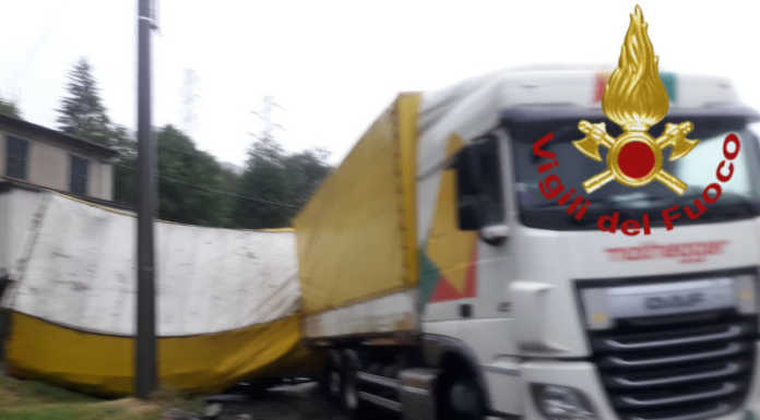 Comasco, il rimorchio del tir si ribalta, lungo intervento dei VVF