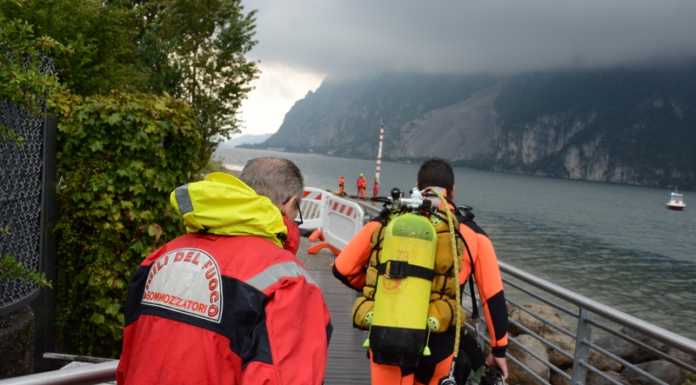 Abbadia. Nonostante il temporale continuano le ricerche della bambina scivolata nel lago