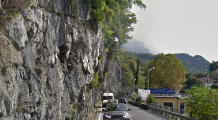 Mandello, camion impatta contro il roccione sulla SP72, disagi al traffico