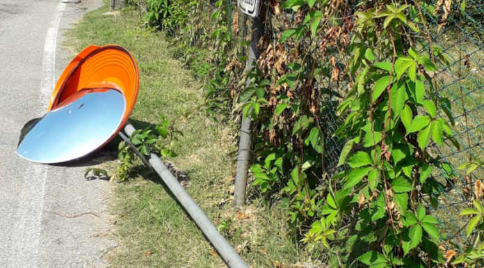 Pescate. Abbatte cartello e specchio, automobilista rintracciato con le telecamere