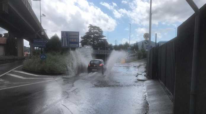 Allagamenti e strade chiuse in città: i danni del temporale sul Lecchese
